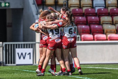 Wigan Warriors takımından Anna Davies, 10 Mayıs 2025 'te İngiltere' nin LNER Community Stadyumu 'nda oynanan Betfred Kadınlar Kupası yarı final karşılaşmasında denemesini kutluyor.