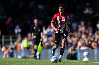 Brentford 'dan Christian Nrgaard, Premier League maçında topu Ipswich Town ve Brentford' a karşı Portman Road, Ipswich, İngiltere 'de 10 Mayıs 2025' te atıyor.