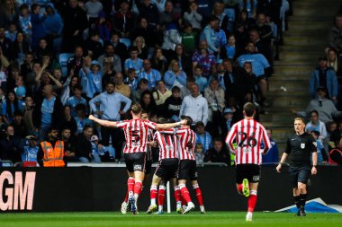 Sunderland 'dan Eliezer Mayenda, 9 Mayıs 2025 tarihinde Coventry Building Society Arena, Coventry, Birleşik Krallık' ta Coventry City ve Sunderland arasında oynanan Gökyüzü İddia Şampiyonası yarı final maçında 1-2 kazanma hedefini kutluyor.