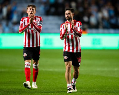 Sunderland 'dan Patrick Roberts, 9 Mayıs 2025 tarihinde Coventry Building Society Arena, Coventry, İngiltere' de oynanan ve Coventry City 'nin Sunderland' a karşı oynadığı Gökyüzü İddia Şampiyonası Playoff Yarı Final maçından sonra gezgin taraftarları alkışlıyor.