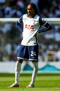 Tottenham Hotspur 'dan Djed Spence Premier Lig maçı sırasında Tottenham Hotspur' a karşı Crystal Palace Tottenham Hotspur Stadyumu, Londra, 11 Mayıs 2025