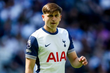 Tottenham Hotspur 'dan Mikey Moore, Premier Lig maçı sırasında Tottenham Hotspur' a karşı Crystal Palace Tottenham Hotspur Stadyumu, Londra, 11 Mayıs 2025 'te seyrediyor.