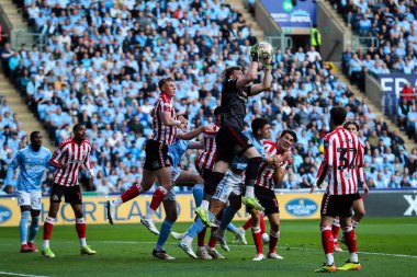 Sunderland 'dan Anthony Patterson, 9 Mayıs 2025' te Coventry Building Society Arena, Coventry, İngiltere 'de Coventry City ile oynanan yarı final maçında topu yakaladı.