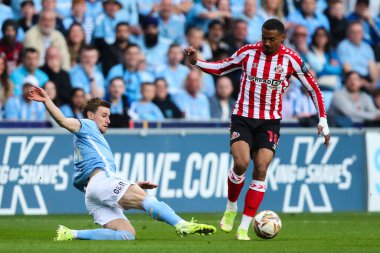 Coventry City 'den Ben Sheaf, 9 Mayıs 2025' te Coventry Building Society Arena, Coventry, İngiltere 'de Coventry City' ye karşı oynanan yarı final maçında Sunderland Gökyüzü İddia Şampiyonası Palyoff maçında Sunderland 'dan Wilson Isidor' u mağlup etti.