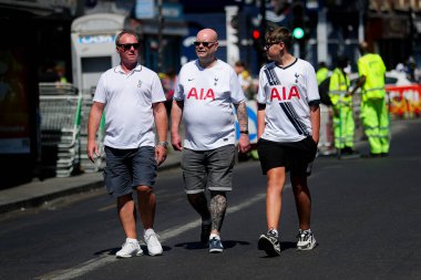 Tottenham Hotspur Stadyumu 'na 11 Mayıs 2025' te Tottenham Hotspur ile Crystal Palace arasındaki Premier League maçı öncesinde taraftarlar geldi.