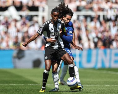 Newcastle United 'dan Alexander Isak, 11 Mayıs 2025' te İngiltere 'nin Newcastle kentinde oynanan Premier League karşılaşmasında Chelsea' li Marc Cucurella 'yı durdurdu.