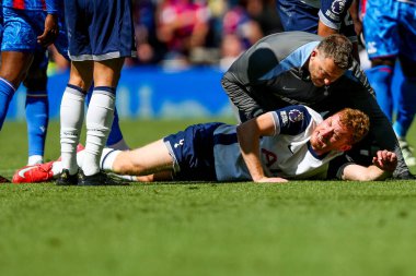 Tottenham Hotspur takımından Dejan Kulusevski, Tottenham Hotspur 'un 11 Mayıs 2025' te Londra 'daki Tottenham Hotspur Stadyumu' nda oynadığı Premier League maçında sakatlandı.