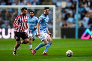 Coventry City 'den Jack Rudoni, 9 Mayıs 2025' te Coventry Building Society Arena, Coventry, İngiltere 'de Coventry City ile oynanan yarı final maçında pas veriyor.