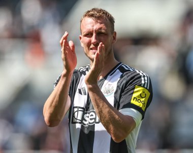 Newcastle United takımından Dan Burn, Premier League 'in 11 Mayıs 2025' te St. James 's Park, Newcastle' da oynanan Chelsea maçında son ıslık çaldıktan sonra taraftarları alkışlıyor.