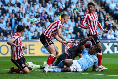 Sunderland 'dan Luke O' Nien, Coventry Building Society Arena, Coventry, İngiltere 'de 9 Mayıs 2025 tarihinde oynanan Gökyüzü İddia Şampiyonası Palyoff Yarı final maçında Coventry City ve Sunderland' ın attığı şutu engelliyor.
