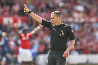 Hakem Tony Harrington, Nottingham Ormanı 'na Premier Lig maçı sırasında Nottingham Forest' ın Leicester City 'e karşı oynadığı City Ground, Nottingham, İngiltere' de 11 Mayıs 2025 'te serbest atış yaptı.