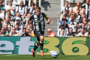Newcastle United takımından Harvey Barnes, 11 Mayıs 2025 'te St. James' s Park, Newcastle, İngiltere 'de oynanan Premier League maçında Chelsea' ye karşı oynadığı maçta topu düşürüyor.