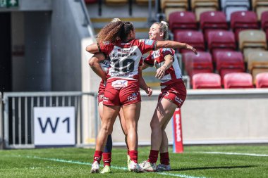 Wigan Warriors takımından Anna Davies, 10 Mayıs 2025 'te İngiltere' nin LNER Community Stadyumu 'nda oynanan Betfred Kadınlar Kupası yarı final karşılaşmasında denemesini kutluyor.