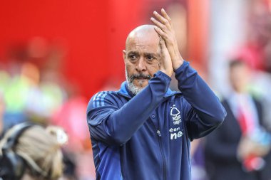 Nottingham Ormanı 'nın Nuno Espirito Santo Müdürü Premier Lig maçında Nottingham Forest, Leicester City' ye karşı 11 Mayıs 2025 'te Nottingham, İngiltere' de oynanan karşılaşmada taraftarları alkışlıyor.