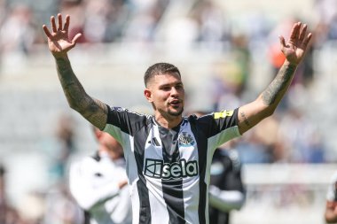 Newcastle United takımından Bruno Guimares, 11 Mayıs 2025 'te St. James' s Park, Newcastle, İngiltere 'de oynanan Premier League karşılaşmasında taraftarlarıyla 2-0' lık galibiyeti kutluyor.