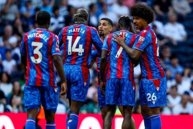 Crystal Palace 'dan Ismaila Sarr, 11 Mayıs 2025' te Tottenham Hotspur 'un Londra' daki Tottenham Hotspur Stadyumu 'nda oynanan Premier League karşılaşmasında ofsayt olarak hükmedilen maçı 0-1 kazanma golünü takım arkadaşlarıyla kutluyor.