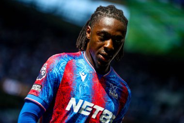 Crystal Palace 'dan Eberechi Eze, Tottenham Hotspur' un 11 Mayıs 2025 'te Londra' daki Tottenham Hotspur Stadyumu 'ndaki Crystal Palace' a karşı oynadığı Premier Lig maçına bakıyor.