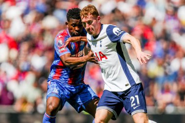 Crystal Palace 'dan Jefferson Lerma Tottenham Hotspur' un 11 Mayıs 2025 'te Tottenham Hotspur' a karşı Crystal Palace Stadyumu 'nda oynanan Premier League karşılaşmasında Tottenham Hotspur' dan Dejan Kulusevski ile top için mücadele ediyor.