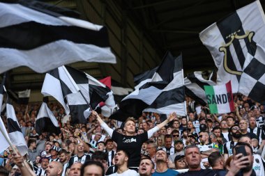 Newcastle taraftarları, 11 Mayıs 2025 'te İngiltere' deki St. James 's Park' ta oynanan Premier League karşılaşmasında Newcastle United 'ın Chelsea' ye karşı oynadığı maç öncesinde şarkı söylüyorlar.