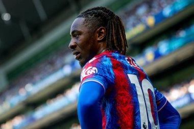Crystal Palace 'dan Eberechi Eze, Tottenham Hotspur' un 11 Mayıs 2025 'te Londra' daki Tottenham Hotspur Stadyumu 'ndaki Crystal Palace' a karşı oynadığı Premier Lig maçına bakıyor.