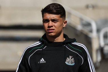 Newcastle United takımından Lewis Miley, 11 Mayıs 2025 'te İngiltere' deki St. James 's Park' ta oynanan Premier League karşılaşmasında Chelsea 'ye karşı Newcastle United' a geldi.
