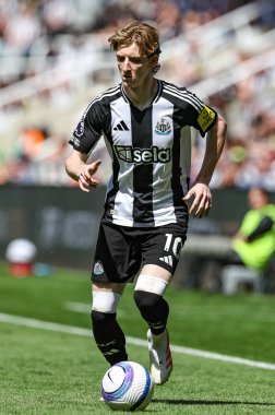 Newcastle United takımından Anthony Gordon, 11 Mayıs 2025 'te St. James' s Park, Newcastle, İngiltere 'de oynanan Premier League maçında Chelsea' ye karşı oynanan maçta topu aldı.