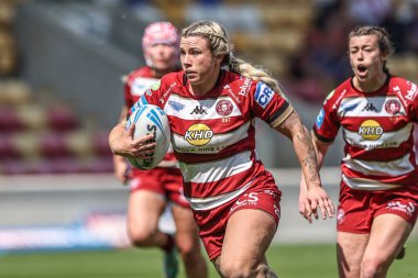 Wigan Warriors takımından Emily Veivers, 10 Mayıs 2025 'te LNER Stadyumu, York, İngiltere' de oynanan Betfred Kadınlar Kupası yarı final karşılaşmasında topa vuruyor.