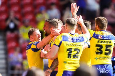Warrington Wolves 'tan Paul Vaughan, 11 Mayıs 2025' te İngiltere 'nin St. Helens kentinde oynanan Betfred Challenge Kupası yarı final maçı Warrington Wolves - Leigh Leopards maçında denemesini kutluyor.