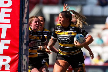 Yorklu Rhiannon Marshall, 11 Mayıs 2025 'te St Helens - York City Knights arasındaki Betfred Kadınlar Kupası yarı final maçında şansını kutluyor.