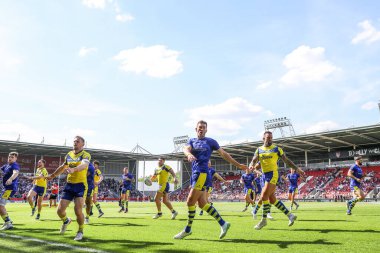 Warrington Wolves oyuncuları maç öncesi ısınma maçı sırasında 11 Mayıs 2025 'te İngiltere' de oynanan Betfred Challenge Kupası yarı final maçı Warrington Wolves 'a karşı Leigh Leopards maçında karşılaşacaklar.