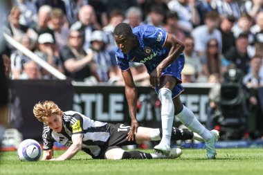Newcastle United takımından Anthony Gordon, 11 Mayıs 2025 'te St. James' s Park, Newcastle, İngiltere 'de oynanan Premier League karşılaşmasında Chelsea' li Moiss Caicedo 'ya faul yaptı.