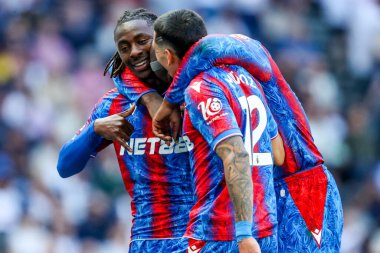 Crystal Palace 'dan Eberechi Eze, 11 Mayıs 2025' te Tottenham Hotspur 'un Londra' daki Tottenham Hotspur Stadyumu 'nda oynanan Premier League maçında takım arkadaşlarıyla 0-1 kazanma hedefini kutluyor.