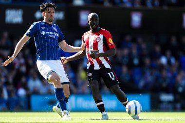 Brentford 'dan Yoane Wissa, Ipswich Town' dan Jacob Greaves 'in 10 Mayıs 2025' te Ipswich Town, Ipswich Road, İngiltere 'de Brentford' a karşı oynadığı Premier Lig karşılaşmasında yaptığı baskıyla pas attı.