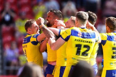 Warrington Wolves 'tan Paul Vaughan, 11 Mayıs 2025' te İngiltere 'nin St. Helens kentinde oynanan Betfred Challenge Kupası yarı final maçı Warrington Wolves - Leigh Leopards maçında denemesini kutluyor.