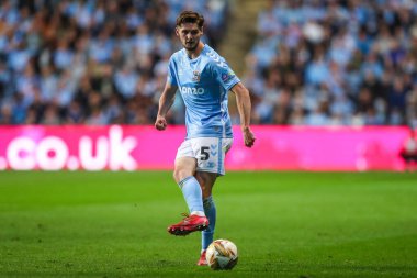 Coventry City 'den Jack Rudoni, 9 Mayıs 2025' te Coventry Building Society Arena, Coventry, İngiltere 'de Coventry City ile oynanan yarı final maçında pas veriyor.