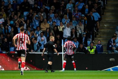 Sunderland 'dan Eliezer Mayenda, 9 Mayıs 2025 tarihinde Coventry Building Society Arena, Coventry, Birleşik Krallık' ta Coventry City ve Sunderland arasında oynanan Gökyüzü İddia Şampiyonası yarı final maçında 1-2 kazanma hedefini kutluyor.