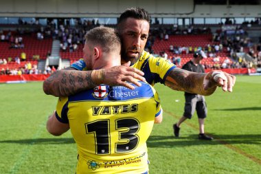 Warrington Wolves 'tan Paul Vaughan ve Warrington Wolves' tan Luke Yates, 11 Mayıs 2025 'te İngiltere' nin başkenti St Helens 'te oynanan Betfred Challenge Cup yarı final maçı Warrington Wolves - Leigh Leopards maçında takımlarının galibiyetini kutladılar.