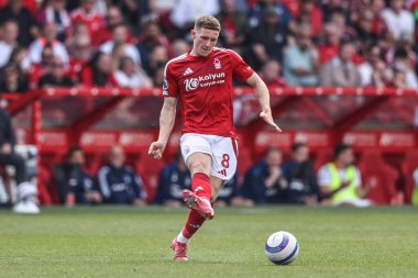 Nottingham Ormanı 'ndan Elliot Anderson Premier Lig maçında pas veriyor Nottingham Forest, Leicester City' ye karşı City Ground, Nottingham, 11 Mayıs 2025