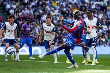 Kristal Saray 'dan Jean-Philippe Mateta, Tottenham Hotspur' un 11 Mayıs 2025 'te Londra' daki Tottenham Hotspur Stadyumu 'ndaki Crystal Palace' a karşı oynadığı Premier League maçında çekim yapıyor.