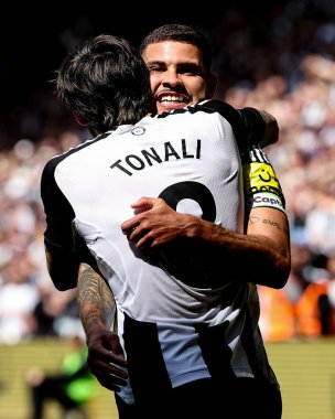 Newcastle United 'dan Bruno Guimares, Newcastle, İngiltere' de 11 Mayıs 2025 'te oynanan Premier League karşılaşmasında Newcastle United' ın Chelsea 'ye karşı oynadığı maçta Newcastle United' tan Sandro Tonali ile 2-0 'lık bir maç yapma hedefini kutluyor.