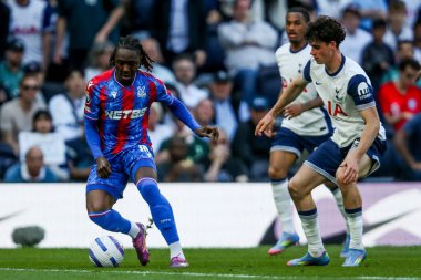 Crystal Palace 'dan Eberechi Eze, Tottenham Hotspur' un 11 Mayıs 2025 'te Tottenham Hotspur Stadyumu' ndaki Crystal Palace 'a karşı oynadığı Premier Lig maçında topu bırakıyor.
