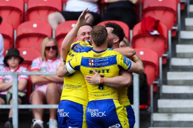 Warrington Wolves 'un Toby King' i, 11 Mayıs 2025 'te İngiltere' nin St. Helens kentinde oynanan Betfred Challenge Kupası yarı final maçı Warrington Wolves - Leigh Leopards maçında denemesini kutluyor.