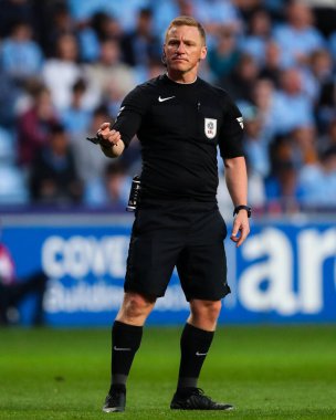 Hakem John Busby, Coventry Building Society Arena, Coventry, İngiltere, 9 Mayıs 2025 tarihinde Coventry City ve Sunderland maçında Gökyüzü İddia Şampiyonası Palyoff yarı final maçında