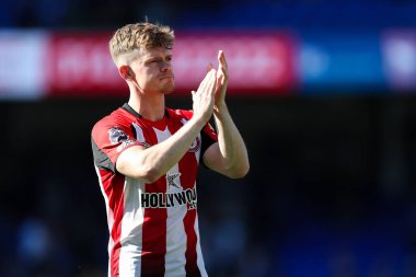 Brentford 'dan Keane Lewis-Potter, 10 Mayıs 2025' te Ipswich Town, Ipswich, İngiltere 'de Brentford' a karşı oynanan Premier League maçı sonrasında gezgin taraftarları alkışlıyor.