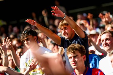 Crystal Palace taraftarları, Premier Lig maçı Tottenham Hotspur 'un 11 Mayıs 2025' te Tottenham Hotspur Stadyumu 'ndaki Crystal Palace' a karşı kazandığı zaferi kutluyor.