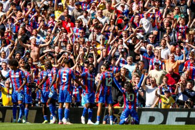 Crystal Palace 'dan Eberechi Eze, 11 Mayıs 2025' te Tottenham Hotspur 'un Londra' daki Tottenham Hotspur Stadyumu 'nda oynanan Premier Lig karşılaşmasında 0-2' lik galibiyet golünü kutluyor.