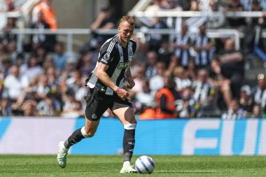 Newcastle United takımından Dan Burn, 11 Mayıs 2025 'te St. James' s Park, Newcastle, İngiltere 'de oynanan Premier League maçında Chelsea' ye karşı oynanan maçta topu aldı.