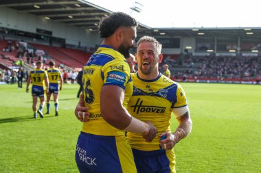 Warrington Wolves 'tan Zane Musgrove ve Warrington Wolves' tan Matt Dufty, 11 Mayıs 2025 'te İngiltere' nin başkenti St Helens 'te oynanan Betfred Challenge Kupası yarı final maçı sonrasında birbirlerine sarılıyorlar.