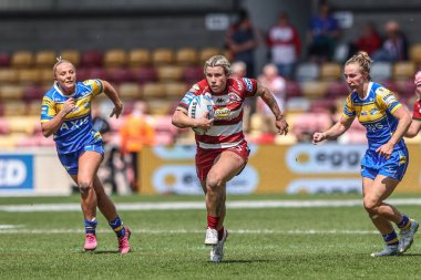 Wigan Warriors takımından Emily Veivers, 10 Mayıs 2025 'te LNER Stadyumu, York, İngiltere' de oynanan Betfred Kadınlar Kupası yarı final karşılaşmasında topa vuruyor.