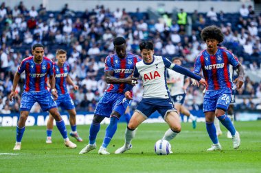 Tottenham Hotspur 'un oğlu Heung-min 11 Mayıs 2025' te Tottenham Hotspur Stadyumu 'nda oynanan Premier Lig maçında Kristal Saray' dan Marc Guehi ve Chris Richards tarafından baskı altına alındı.